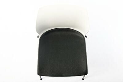 Stapelbare Kunststoffschalenstühle mit Sitzpolster